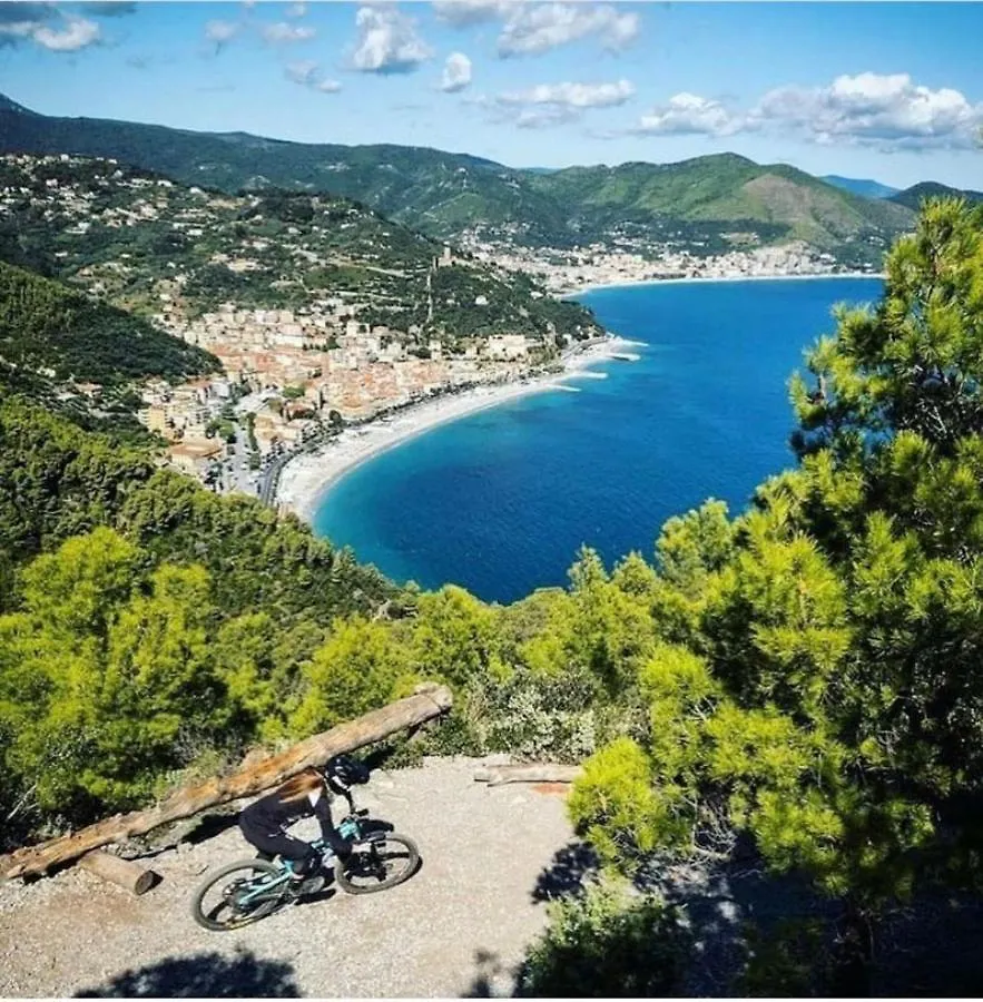 Vittoria Appartamento Finale Ligure 0*,